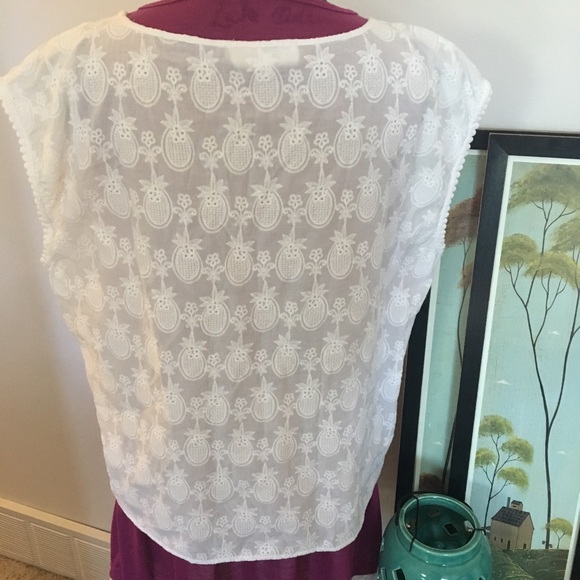 Two by Vince Camuto Pineapple Top - Picture 7 of 8